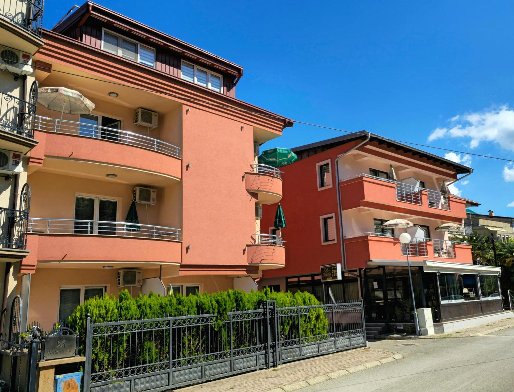 אוהריד Villa & Apartments Antigona מראה חיצוני תמונה